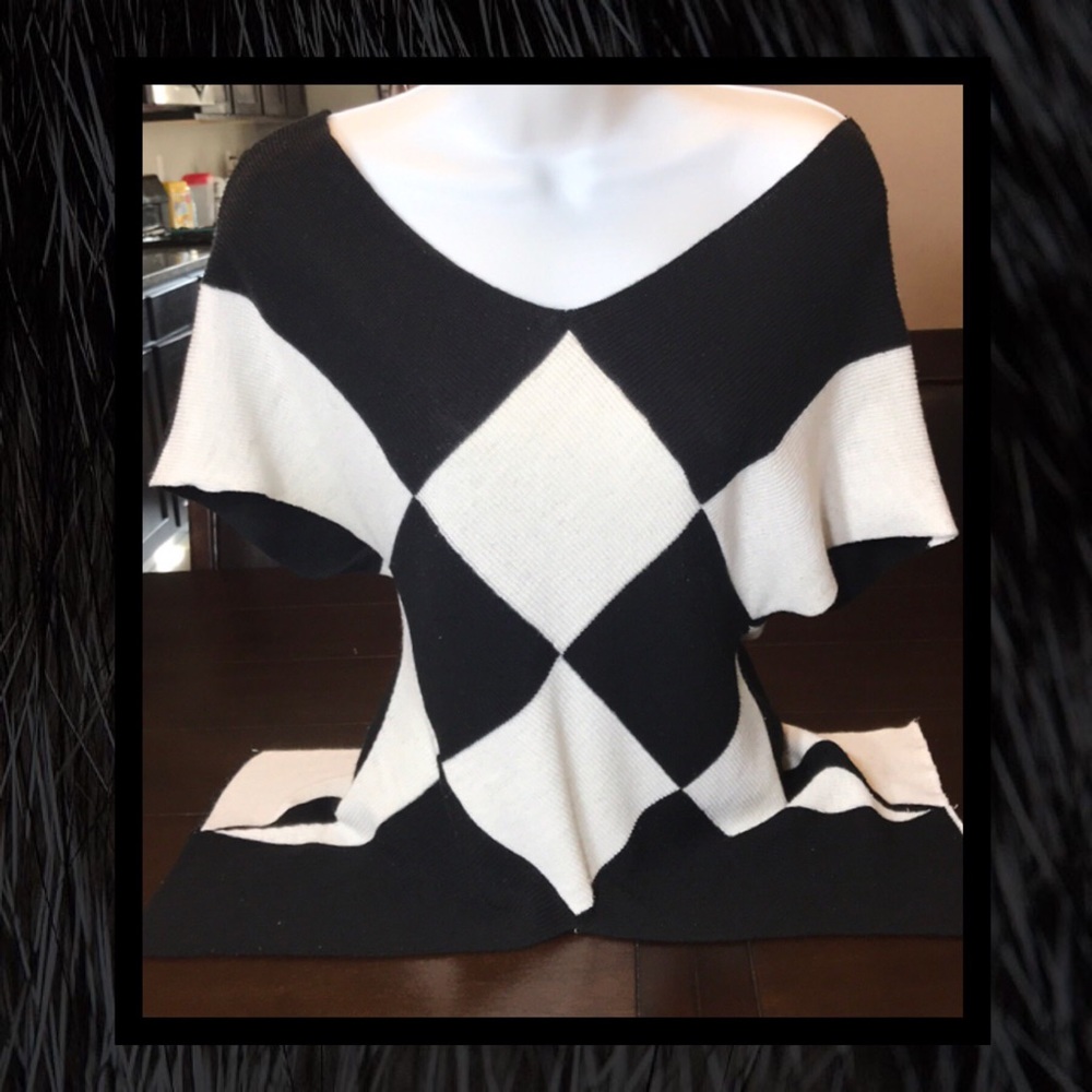 Black and White V Neck Top. Like New! Size S/M